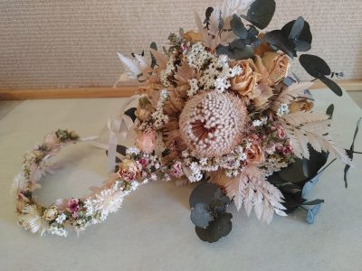 Bouquet and hair circlet for a bride in dried flowers
